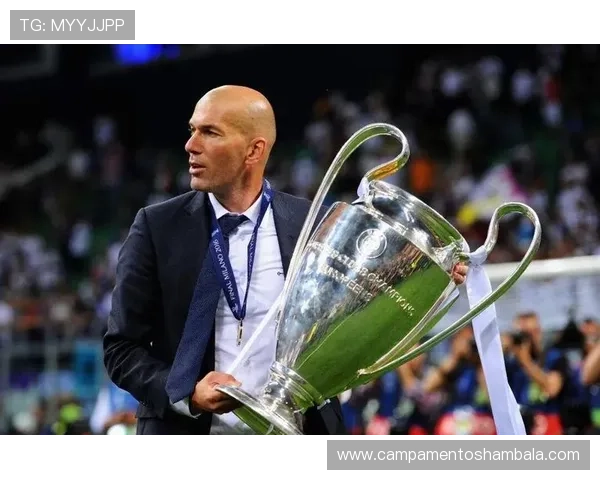 克鲁伊夫传控体系推动球队战术革新，精准配合引领足球潮流