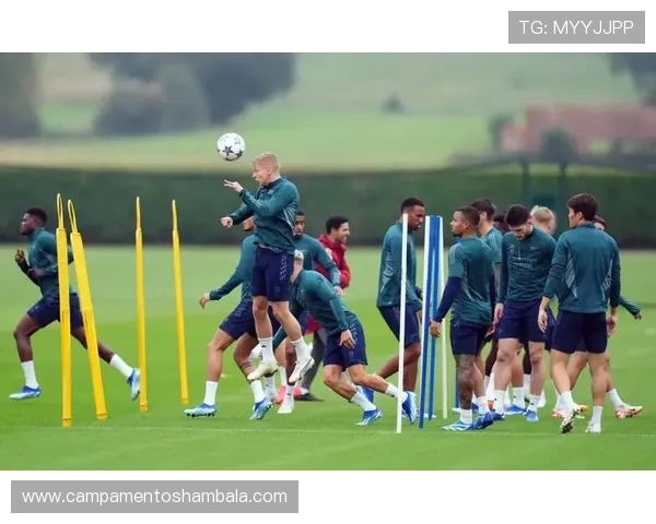 赖斯与托马斯中场核心角色及战术适配性对比分析 赖斯与托马斯中场核心角色及战术适配性对比分析